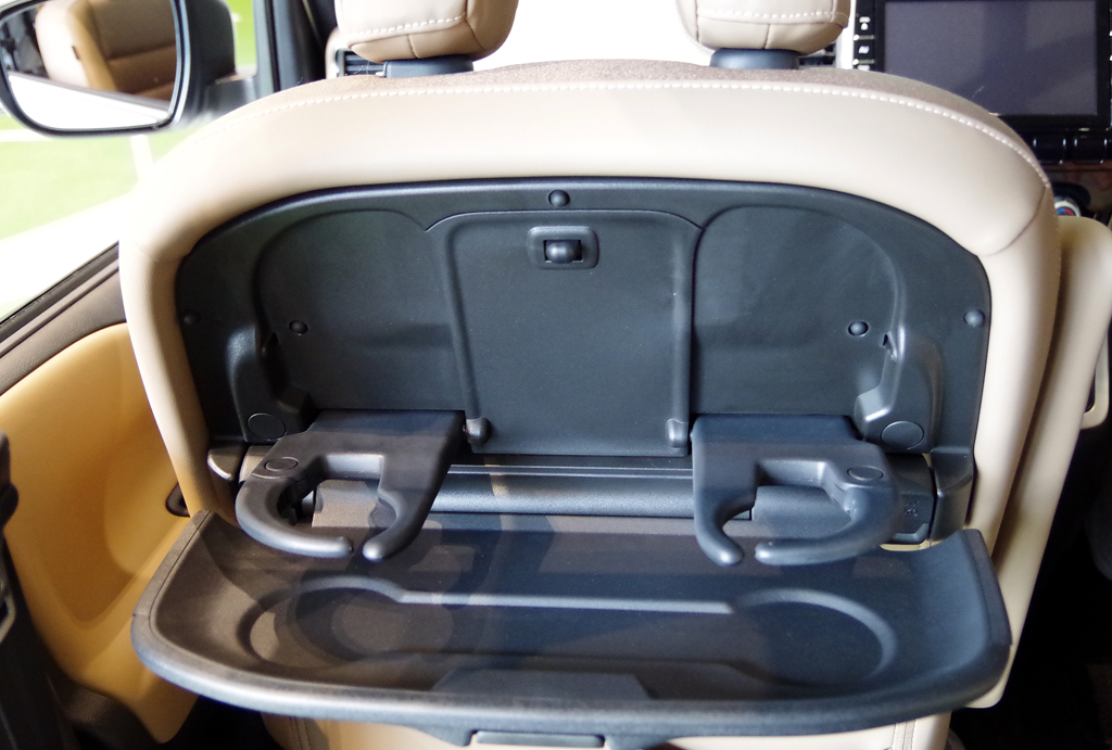 日産の新型「セレナ」。飲み物を置くカップホルダー