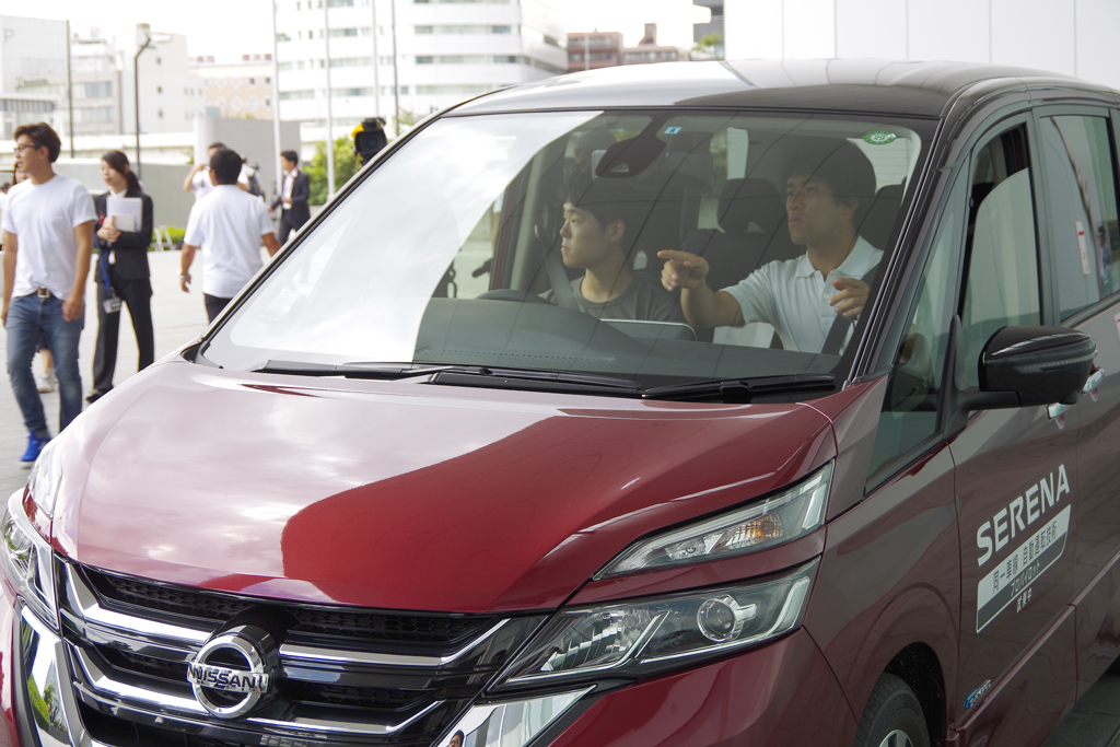 日産の新型「セレナ」の試乗車