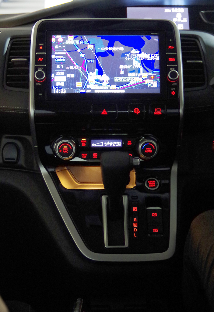 日産の新型「セレナ」。暗い場所ではこのような雰囲気に