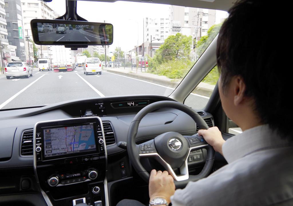 日産の新型「セレナ」。ハンドルの感触など確かめる