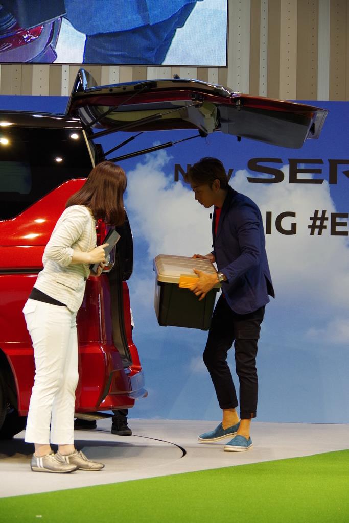 荷物を載せる山本耕史さん（右）