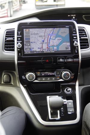 日産の新型「セレナ」。明るい場所ではこのような雰囲気に