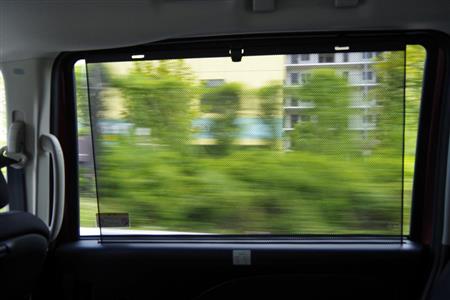 日産の新型「セレナ」。ロールサンシェードを使った状態