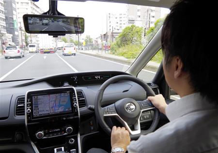 日産の新型「セレナ」。ハンドルの感触など確かめる