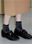 黒のレースアップシューズに黒いレオパード柄の靴下を合わせて旬の着こなしに