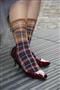 秋らしいチェック柄の靴下。靴と靴下の色の系統を合わせるとまとまる