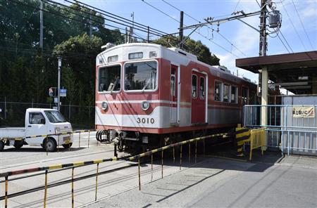 神戸電鉄緑が丘駅を発車する新開地行き電車＝兵庫県三木市志染町広野