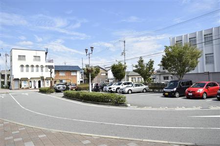 駐車場のほか、近くに陶芸教室、理髪店がある神戸電鉄粟生駅前。人影はまばらだ＝兵庫県小野市粟生町