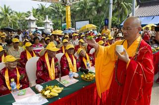 海南省三亜市の三亜南山文化観光区内にある仏教寺院、南山寺を訪れた高齢者。旅行会社の高齢者に向けた対応の状況もさまざまなようだ（中国新聞社）