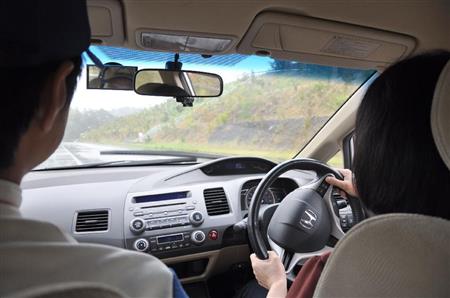 運転する視覚障害者の女性＝２０日午後、栃木県茂木町