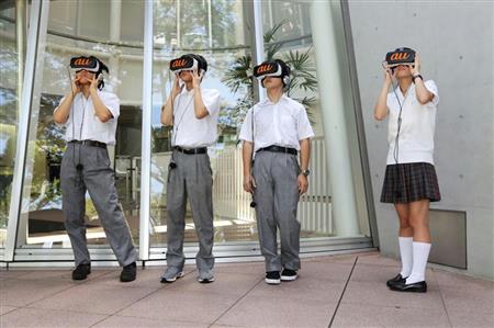 ＫＤＤＩが企画した仮想現実（ＶＲ）を使った「課外授業」＝８月３１日、東京都渋谷区（ＫＤＤＩ提供）