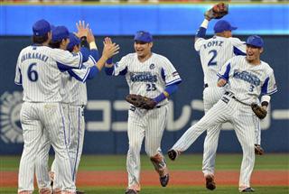 【ＤｅＮＡ－広島】球団初のＣＳ進出を決めて喜ぶ筒香（中央）らＤｅＮＡナイン＝１９日、横浜（荒木孝雄撮影）