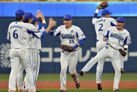 【ＤｅＮＡ－広島】球団初のＣＳ進出を決めて喜ぶ筒香（中央）らＤｅＮＡナイン＝１９日、横浜（荒木孝雄撮影）