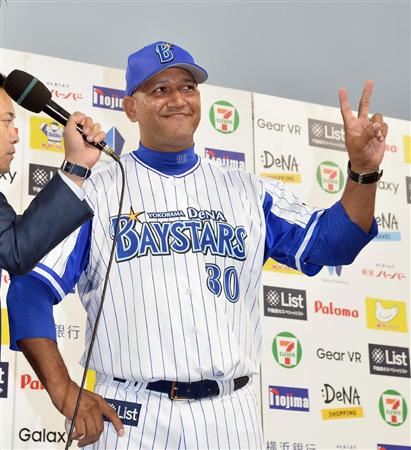 ファンの声援に応えるＤｅＮＡ・ラミレス監督＝横浜スタジアム（撮影・荒木孝雄）