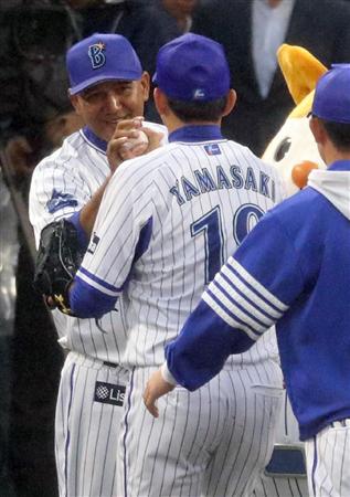 【プロ野球ＤｅＮＡ対広島】広島を破りクライマックスシリーズ進出が確定、ウイニングボールを山崎康晃から受け取るＤｅＮＡのラミレス監督＝１９日、横浜スタジアム（撮影・桐山弘太）