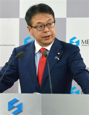 閣議後に記者会見する世耕経産相＝２０日午前、経産省