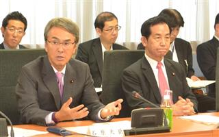 会合の冒頭、あいさつする石原伸晃経済再生担当相（左）と山本幸三規制改革担当相＝２０日午後、東京都千代田区