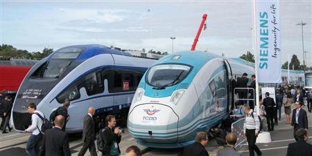 ベルリンで開幕した鉄道技術見本市「イノトランス２０１６」で展示された鉄道車両＝２０日（共同）