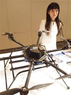 コメの栽培管理のため、空から水田の画像を撮影するドローン。自律制御システム研究所が提供する＝２１日、東京都千代田区