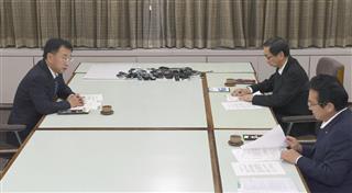 福井県の西川一誠知事(右奥)、同県敦賀市の渕上隆信市長(手前)と面会する松野文科相=21日夜、福井県庁 福井県の西川一誠知事(右奥)、同県敦賀市の渕上隆信市長(手前)と面会する松野文科相=21日夜、福井県庁