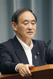 記者会見する菅官房長官＝２１日午前、首相官邸