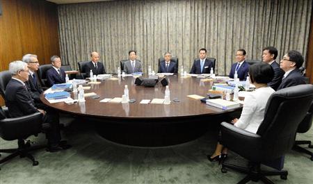金融政策決定会合に臨む日銀の黒田総裁（奥中央）ら＝２１日午前、日銀本店（代表撮影）