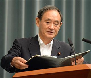 会見する菅義偉官房長官＝２１日午前、首相官邸（斎藤良雄撮影）