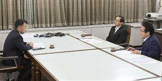 福井県の西川一誠知事(右奥)、同県敦賀市の渕上隆信市長(同手前)と面会する松野文科相=21日夜、福井県庁 福井県の西川一誠知事(右奥)、同県敦賀市の渕上隆信市長(同手前)と面会する松野文科相=21日夜、福井県庁