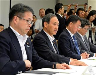 原子力関係閣僚会議に臨む（左から）世耕弘成経産相、菅義偉官房長官、松野博一文科相ら＝２１日午後、首相官邸