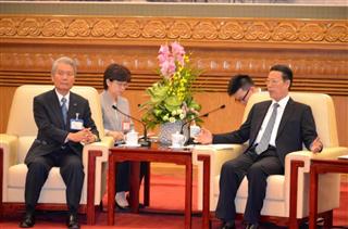 中国の張高麗副首相（右）と会談する経団連の榊原定征会長＝２１日、北京市の人民大会堂