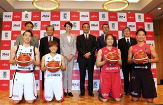 ＩＣＴの導入による日本バスケットボール界の発展に向けて、パートナー契約を締結した日本バスケットボール協会の三屋裕子会長（後列左から３番目）、富士通の山本正巳会長（同４番目）、Ｂリーグの大河正明理事長（同５番目）ら＝２１日、東京都渋谷区