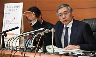 記者会見する日銀の黒田東彦総裁＝２１日午後、東京都中央区