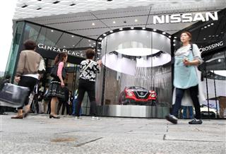 24日に開業する複合商業施設「GINZAPLACE」内の「NISSANCROSSING(ニッサンクロッシング)」=23日、東京都中央区銀座(福島範和撮影) 24日に開業する複合商業施設「GINZAPLACE」内の「NISSANCROSSING(ニッサンクロッシング)」=23日、東京都中央区銀座(福島範和撮影)