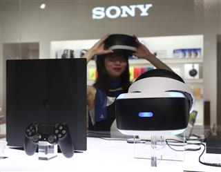 24日に開業する複合商業施設「GINZAPLACE」内に展示されているソニーの「PlayStationVR(プレイステーションVR)」=23日、東京都中央区銀座(福島範和撮影) 24日に開業する複合商業施設「GINZAPLACE」内に展示されているソニーの「PlayStationVR(プレイステーションVR)」=23日、東京都中央区銀座(福島範和撮影)