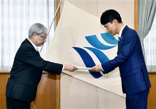 川内原発の即時停止を要請した鹿児島県の三反園訓知事（右）に対し、拒否する回答書を手渡す九州電力の瓜生道明社長