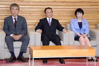 閣議に臨む（左から）石原伸晃経済再生担当相、麻生太郎副総理兼財務相、高市早苗総務相＝２３日午前、首相官邸（斎藤良雄撮影）