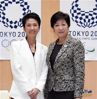 小池都知事（右）と蓮舫民進党代表が面会＝２３日午後、東京都庁（川口良介撮影）