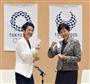 東京都の小池百合子知事（右）と民進党の蓮舫代表が面会。名刺交換の後、報道陣にお互いの名刺を見せた＝２３日午後、東京都庁（川口良介撮影）