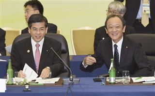 Ｇ７交通相会合の官民対話に臨む石井国交相（左）とトヨタ自動車の伊勢清貴専務役員＝２４日午前、長野県軽井沢町