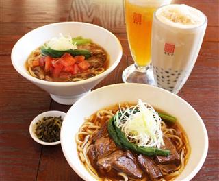 春水堂では、人気の「タピオカミルクティー」（５００円）などのドリンクのほか、「牛肉麺」（９３０円）など麺料理も充実している