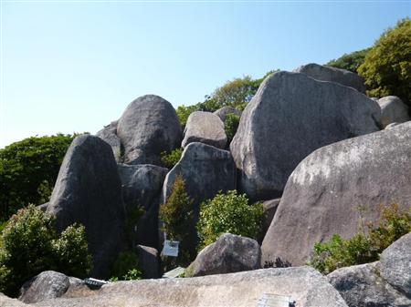 高さ６～７ｍの巨石群が突如現れる