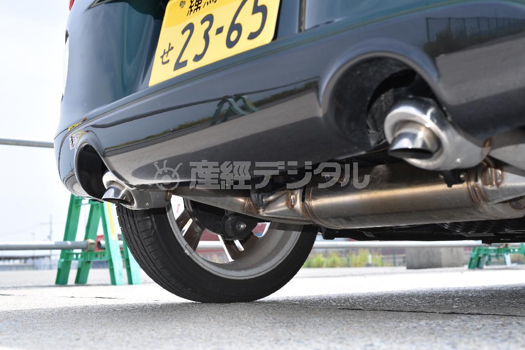 左右２本出しマフラーからは軽らしからぬ野太いエグゾーストノートが。ダイハツ・コペンセロ