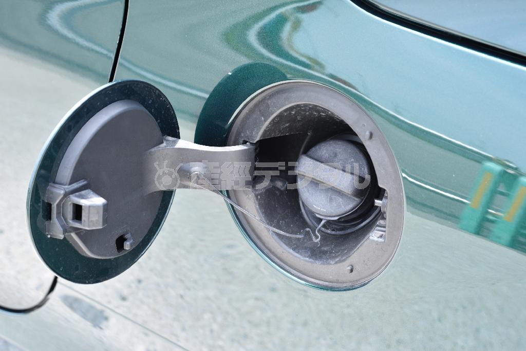 給油口の蓋は円形。ダイハツ・コペンセロ