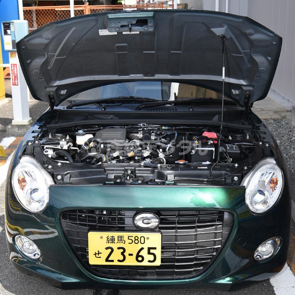 ボンネットは樹脂製で非常に軽く軟らかい。向かって左側はつっかえ棒で支えられていないので少したわんでいるのがわかる。ダイハツ・コペンセロ