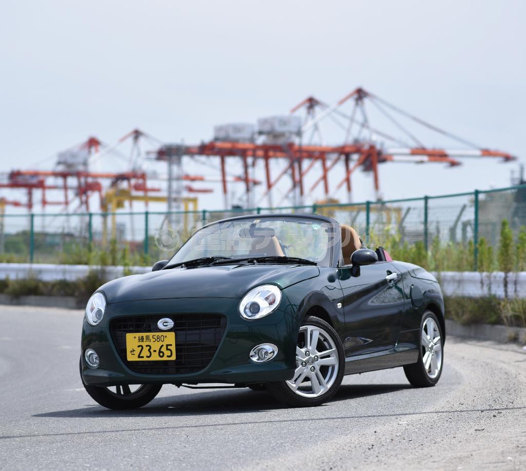 大阪港の夢洲コンテナターミナルをバックに。ダイハツ・コペンセロ