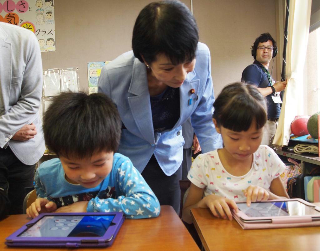 プログラミング教育の実証授業を視察する高市早苗総務相＝２３日、東京都小金井市の市立前原小学校