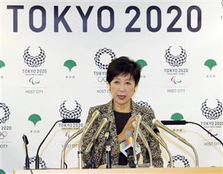 東京都知事定例記者会見で記者の質問に答える小池百合子都知事＝２３日、東京都新宿区（春名中撮影）