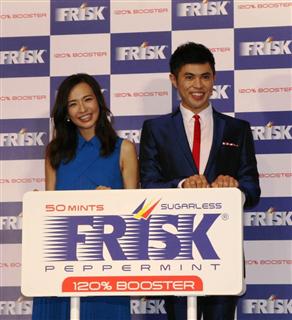 フリスクのリニューアルをＰＲするタレントの優木まおみさん（左）とお笑い芸人の小島よしおさん（右）＝２６日、東京都文京区（永田岳彦撮影）