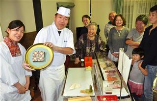 北海道新得町の食事会に出張し「飾りずし」を披露する桑添達也さんと妻、野の子さん