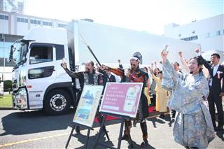 10月12日の全国発売を前に「一番搾り熊本づくり」が発送された=26日午前、福岡県朝倉市(奥原慎平撮影) 10月12日の全国発売を前に「一番搾り熊本づくり」が発送された=26日午前、福岡県朝倉市(奥原慎平撮影)